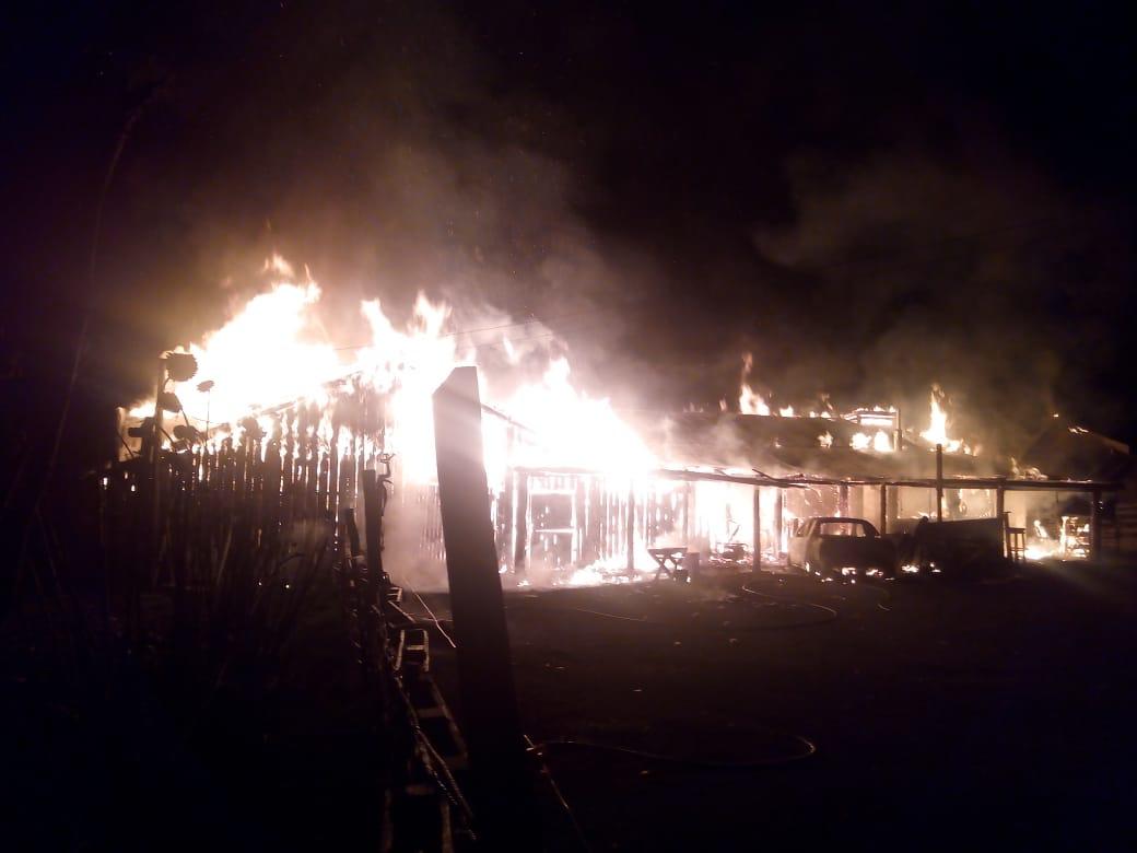 Un voraz incendio consumió por completo un galpón y una vivienda  en Mallín Ahogado