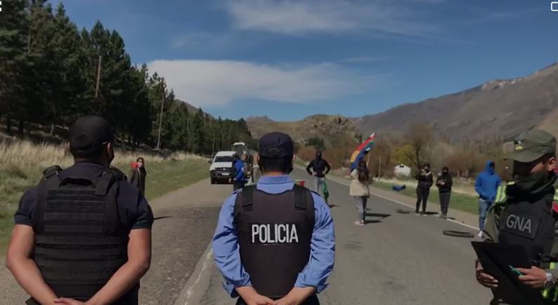 Chubut: Encapuchados cortan la ruta 259 y agreden a un periodista de FM Del Lago
