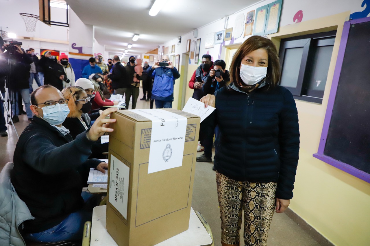 Río Negro: Arabela Carreras votó esta mañana en la escuela 321 de Bariloche