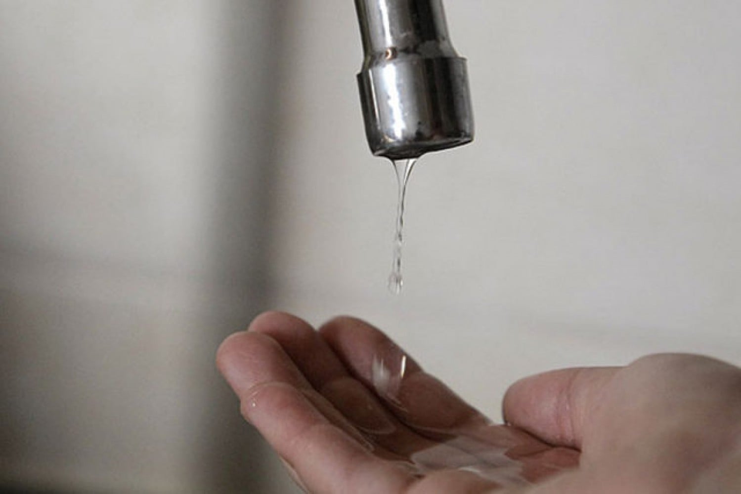 El Bolsón: Debido a cortes de energía por fuertes vientos habrá baja presión de agua