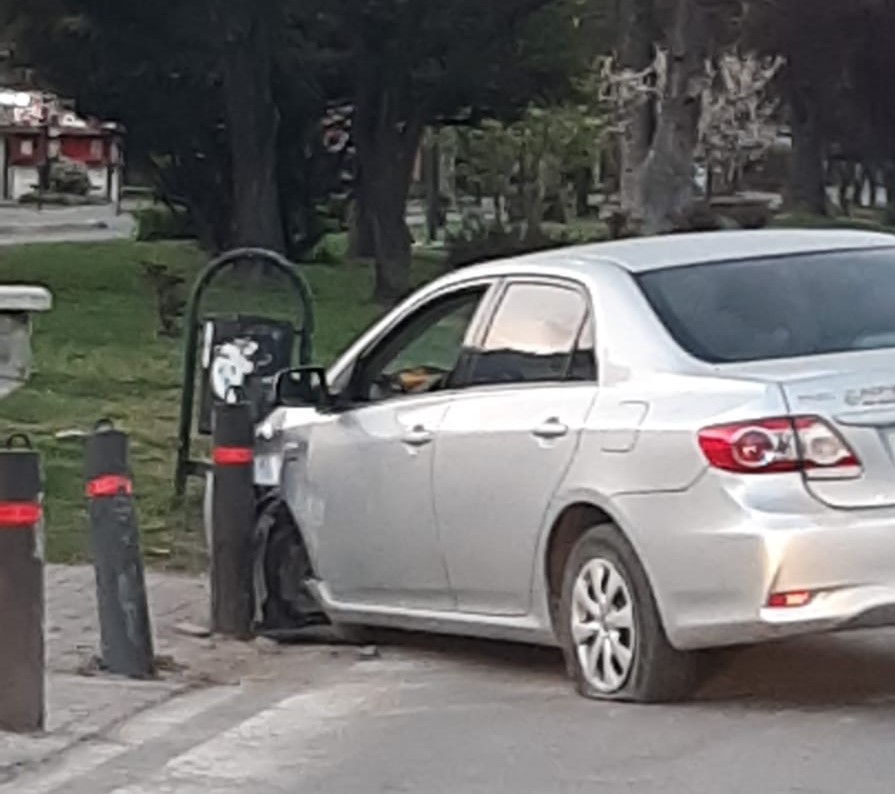 El Bolsón: Un vehículo arremetió contra los bolardos del cantero