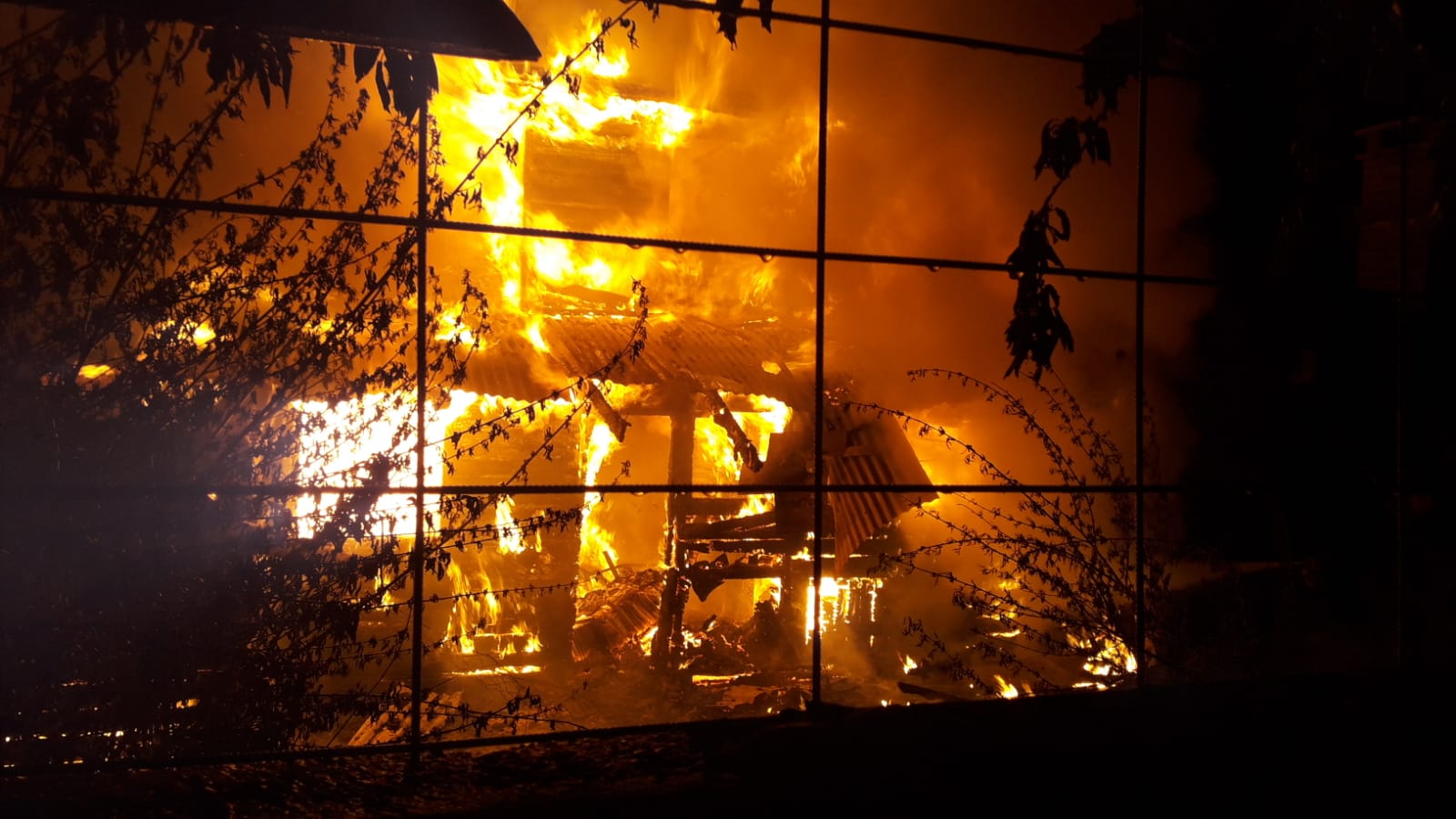 El Bolsón: Un incendio consumió por completo la vivienda de una trabajadora de la salud local