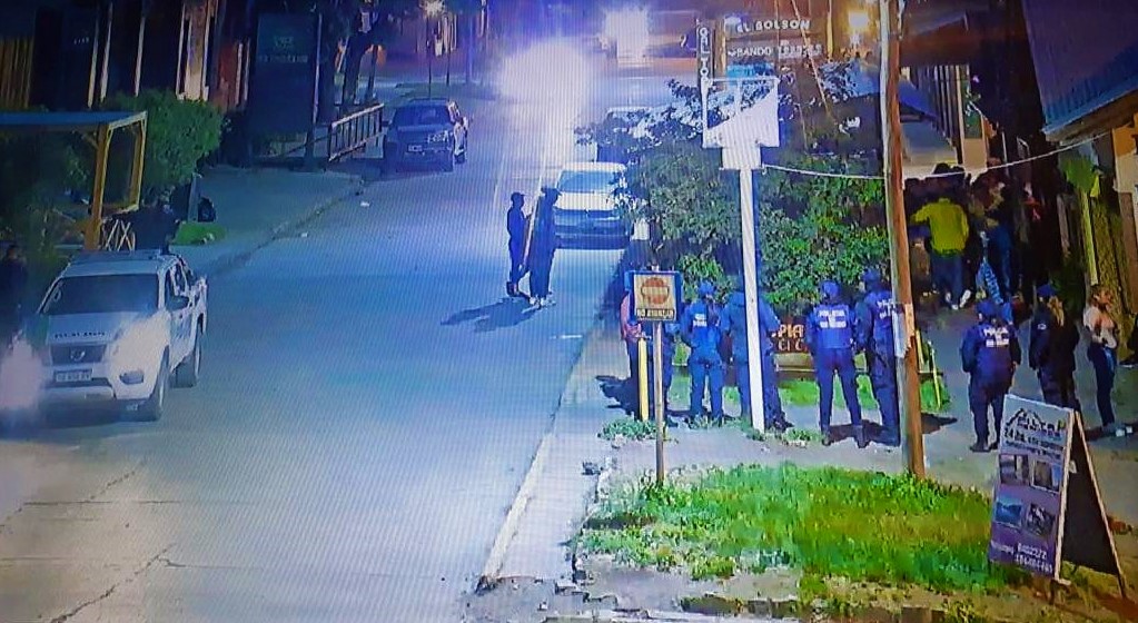 Vida Nocturna: La policía de Río Negro realizó controles en la calle Dorrego en El Bolsón