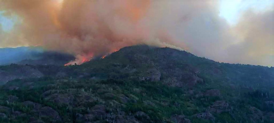 Incendio Forestal lago Martin pone tensión y zozobra en la población de El Manso por la llegada del fuego
