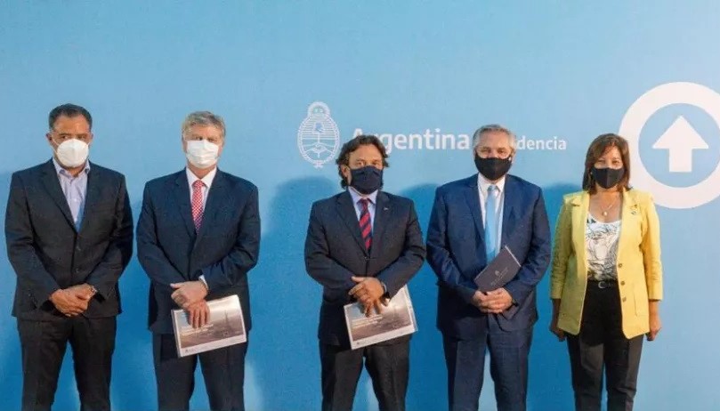 Río Negro: Carreras firmó el nuevo Consenso Fiscal para 2022 junto a gobernadores de todo el país