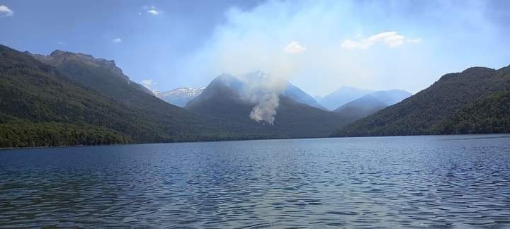 Bariloche: Cobró fuerza el incendio en Lago Steffen por el fuerte viento reinante