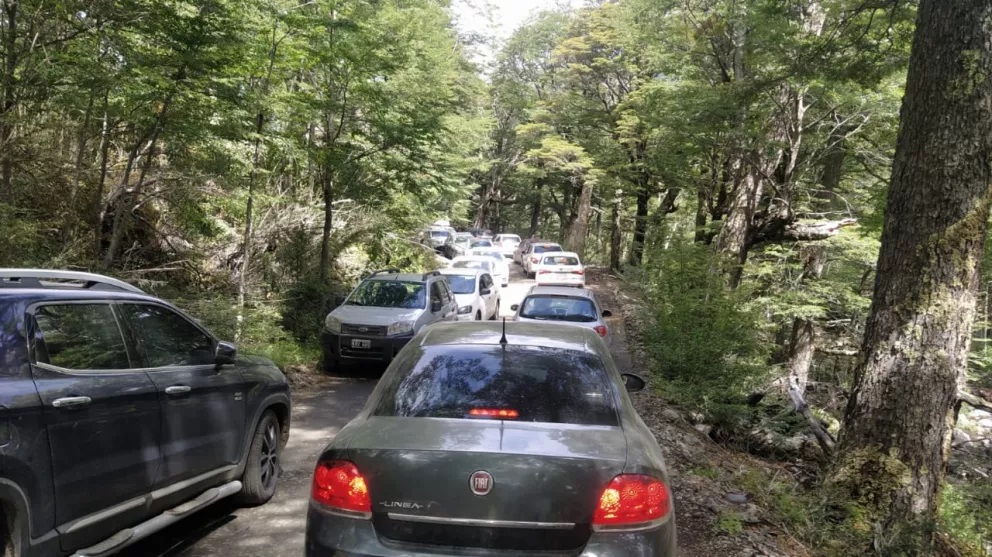 Bariloche: Turistas estacionaron sus coches en el acceso al Tronador y se fueron a caminar
