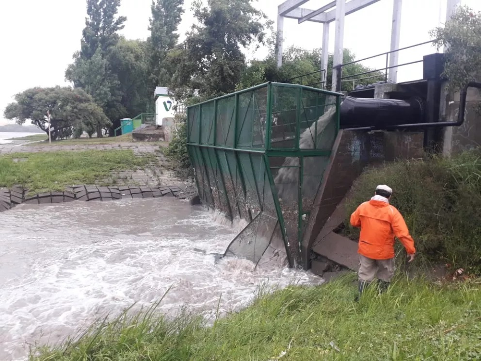 Viedma: La lluvia torrencial generó inconvenientes en desagües pluviales
