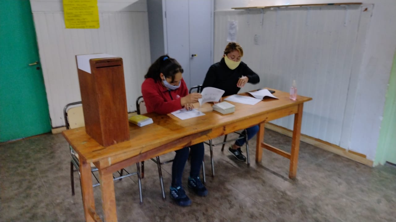 El Bolsón: A las 8 comenzó en el B° Obrero el comicio para elegir autoridades de Junta Vecinal