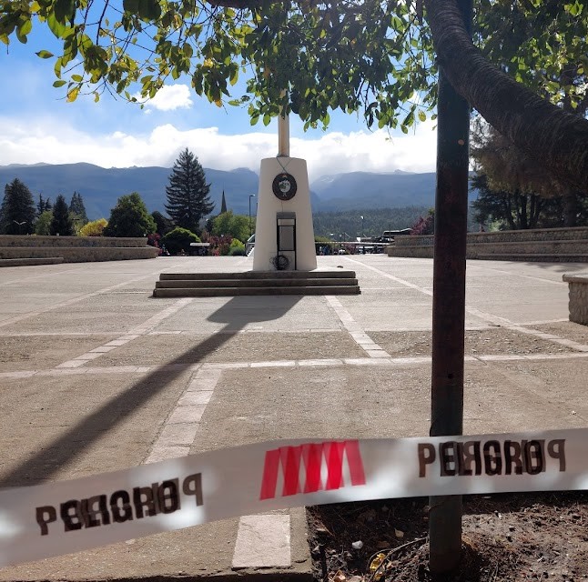 El Bolsón: La tormenta de viento arrancó la bandera y la driza del mástil central