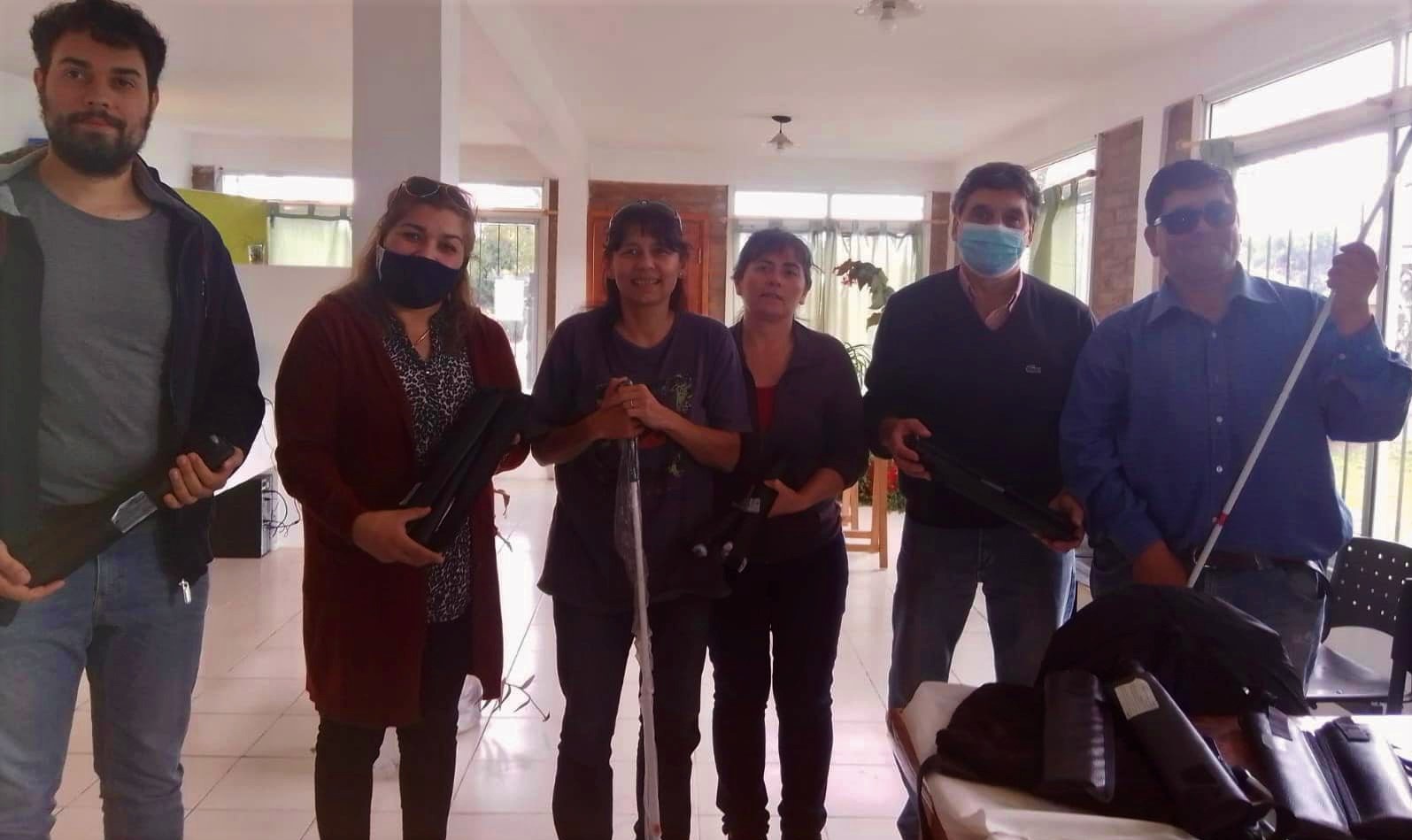 El Bolsón: Entregan bastones para discapacitados visuales al Grupo ADIVI