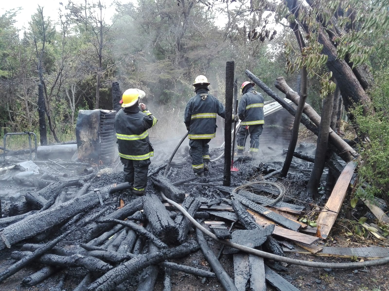 Mallín Ahogado: Un leñero y un galpón de una vivienda en la zona rural fueron consumidas por el fuego
