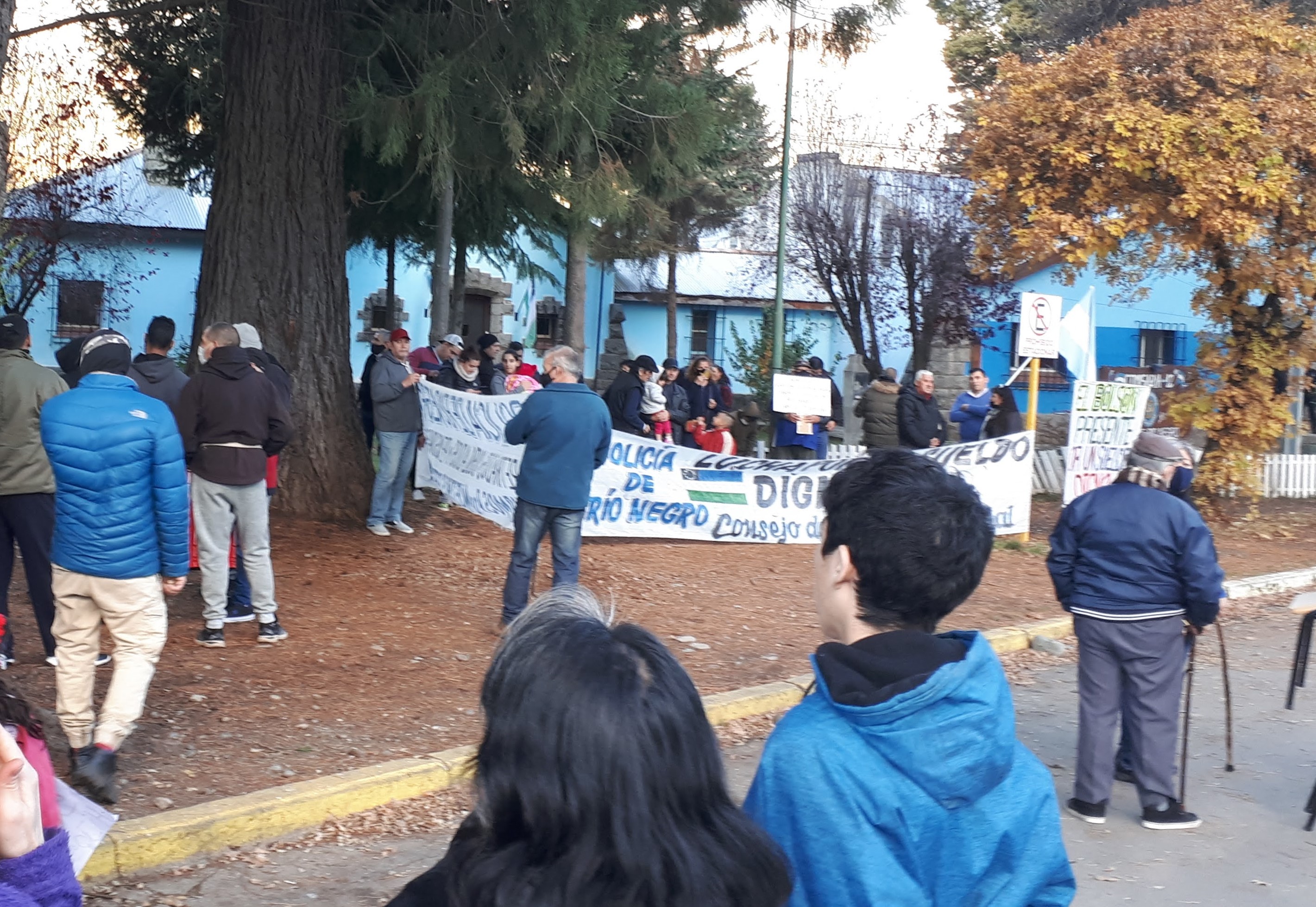 Río Negro: Policías de El Bolsón como los de toda la provincia se movilizaron por mejoras  salariales