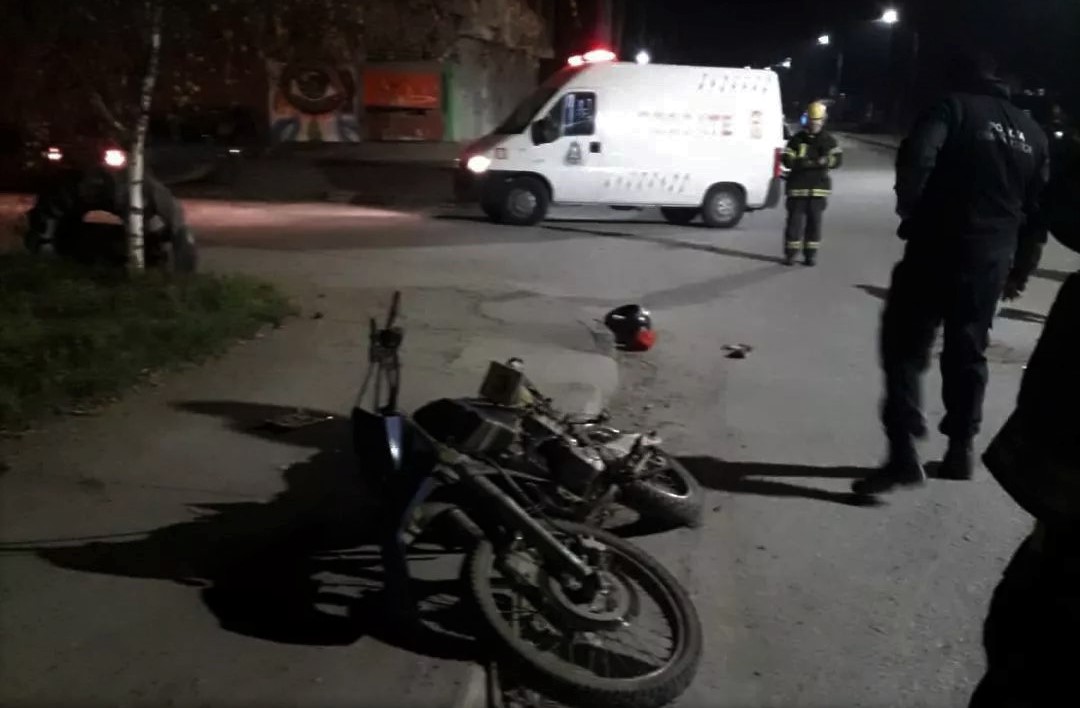 El Bolsón: Chocaron en el puente de calle Azcuénaga