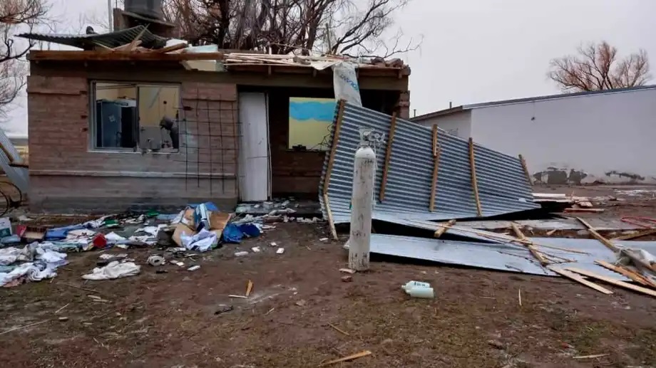 Río Negro: Dos heridos uno de gravedad fue el saldo de la explosión del centro de salud del paraje Cona Niyeu