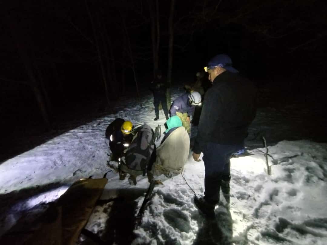 El Bolsón: rescataron un hombre lesionado camino al bosque tallado