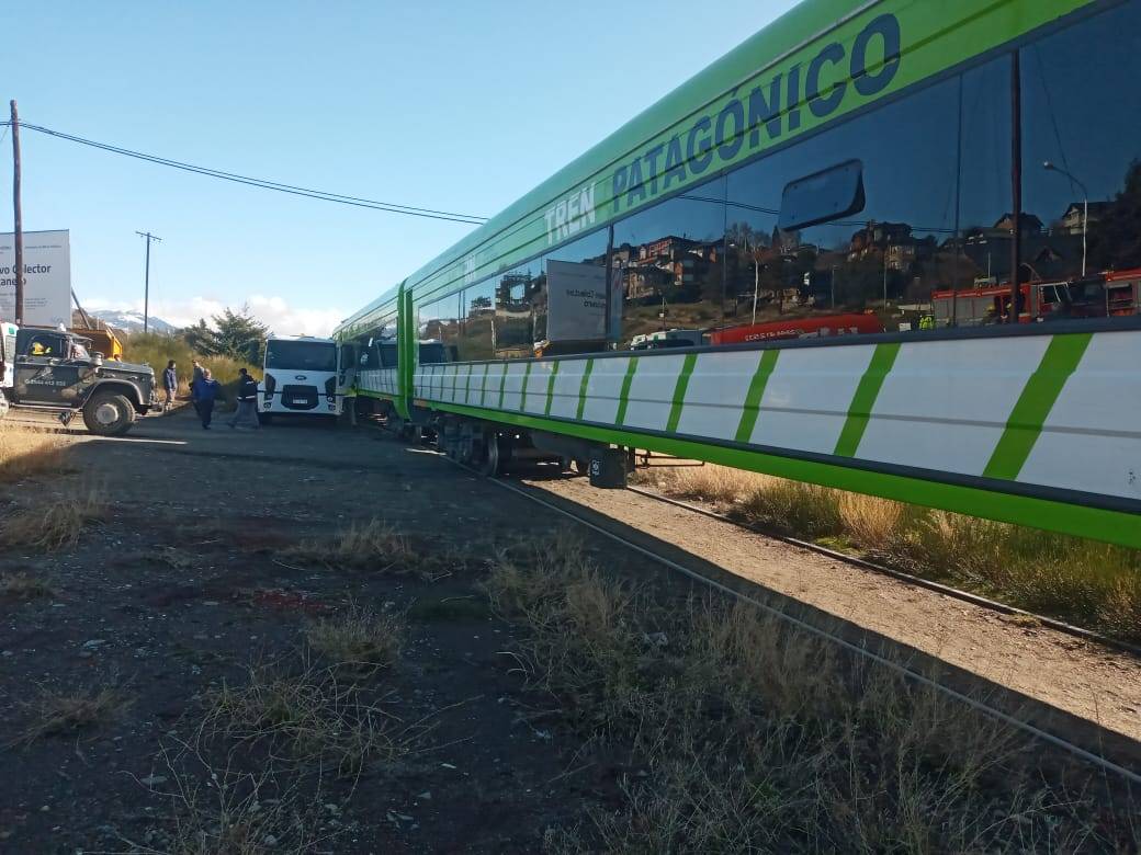Bariloche: un camión de la CEB embistió una formación del Tren Patagónico