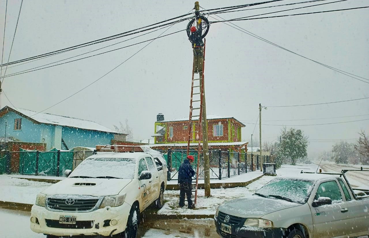 El Bolsón: El trabajo de Coopetel durante el temporal de nieve