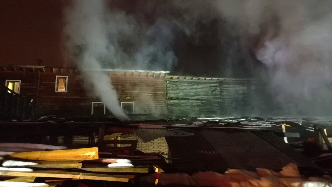 El Bolsón : Un incendio afectó un aserradero ubicado en el límite con Chubut