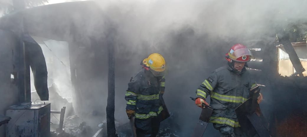 Voraz incendio consumió por completo una vivienda de C° Bandera en Mallín Ahogado