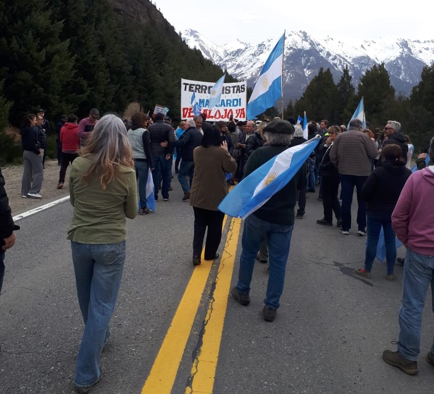 El Bolsón: Activistas mapuches cortaron la ruta N40 mientras Patricia Bullrich marchaba en Villa Mascardi