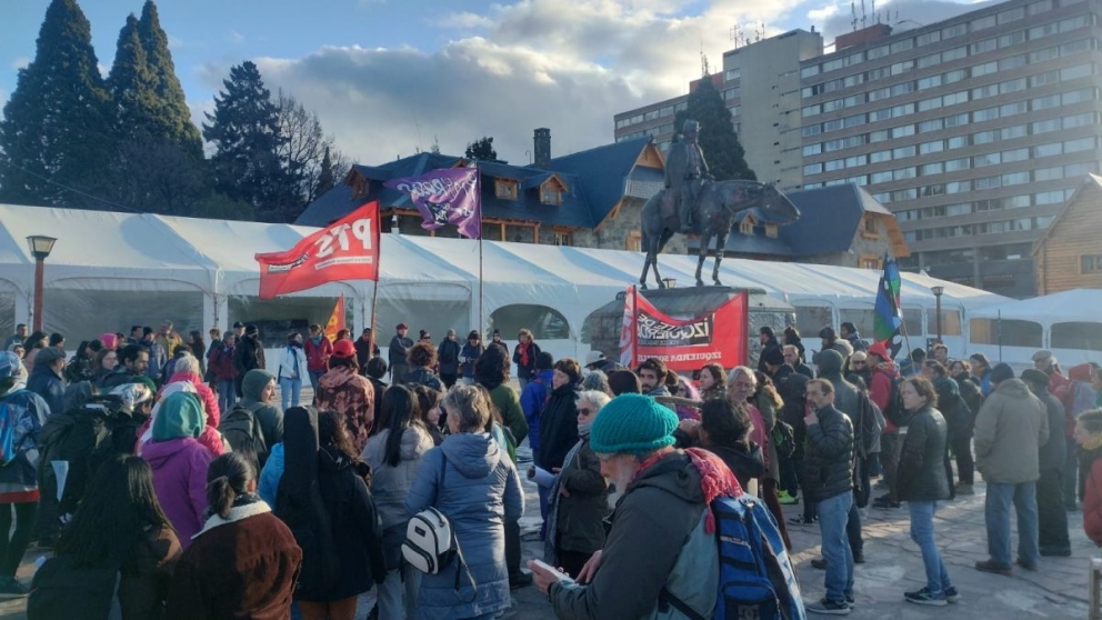 Bariloche: Numerosa concentración en el Centro Cívico contra el desalojo en Villa Mascardi