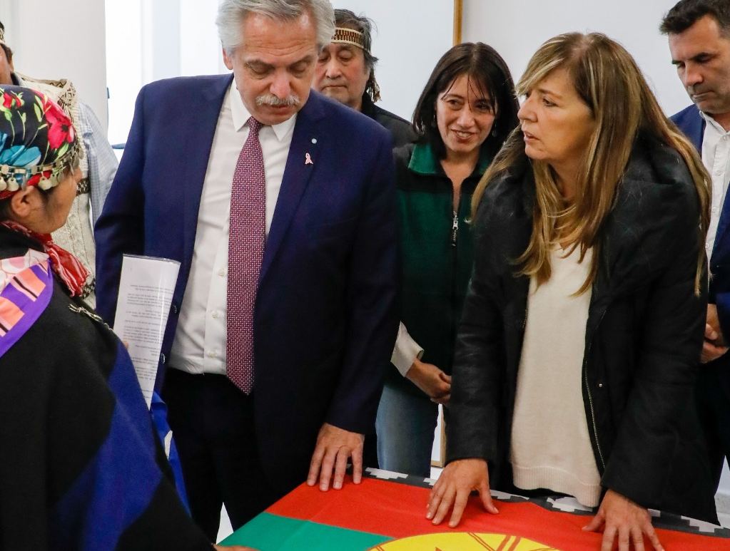 Críticas a Fernández por su encuentro con representantes mapuches que pidieron liberar a las mujeres detenidas