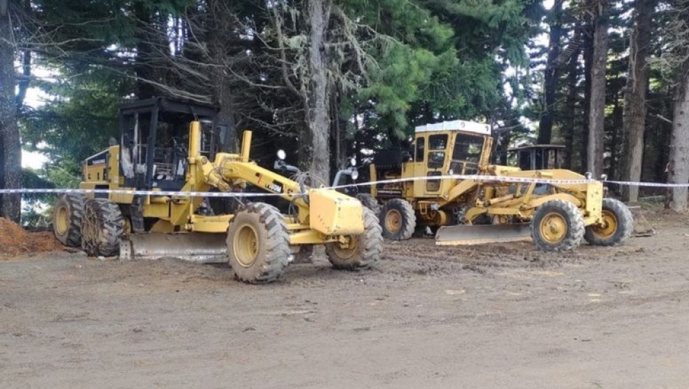 Bariloche: En Piedras Blancas quemaron maquinaria vial y hallaron escritos sobre la situación mapuches