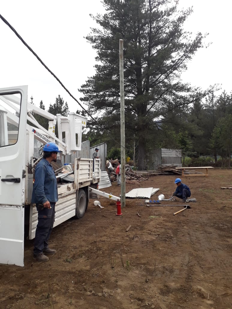 El Bolsón: Un operario municipal cayó de un poste de 7 metros de altura