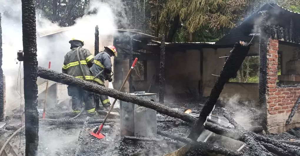 EL BOLSÓN: MATRIMONIO PERDIÓ TODO EN UN INCENDIO Y ARMAN CADENA SOLIDARIA PARA AYUDARLOS