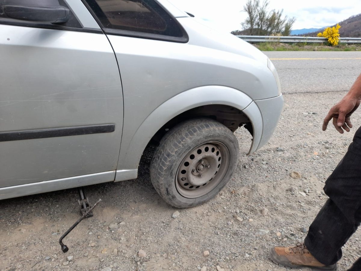 Bariloche: Un hombre denunció que rompió dos cubiertas por el mal estado de la ruta N 40