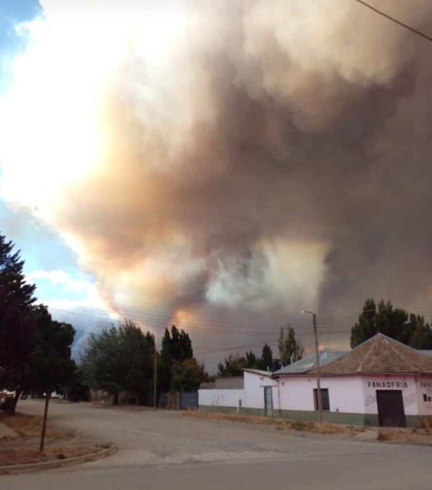 El Bolsón: Se suman más combatientes al incendio forestal de Cuesta del Ternero