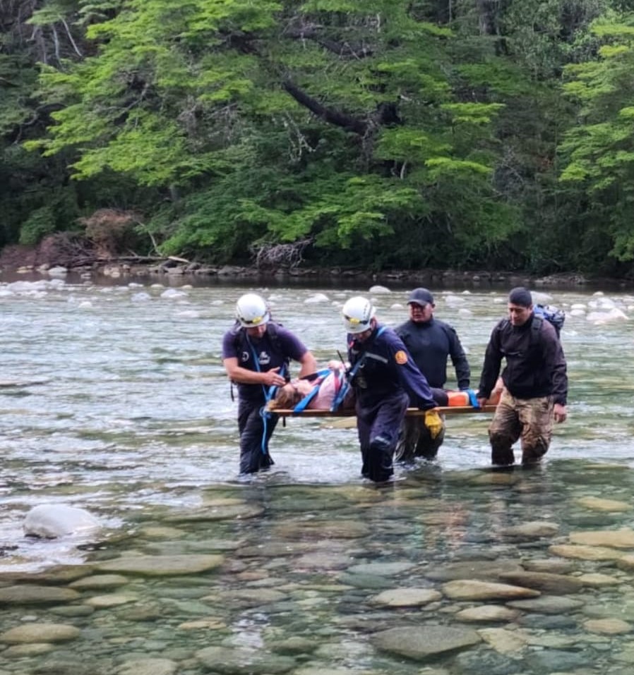 El Bolsón: Una mujer de Bahía Blanca fue asistida en el río Azul por la patrulla de rescate