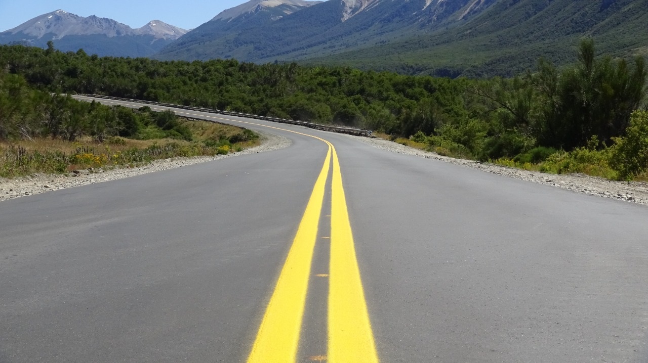 Vialidad Nacional trabaja en el señalamiento horizontal de la Ruta N40 entre El Bolsón y Bariloche
