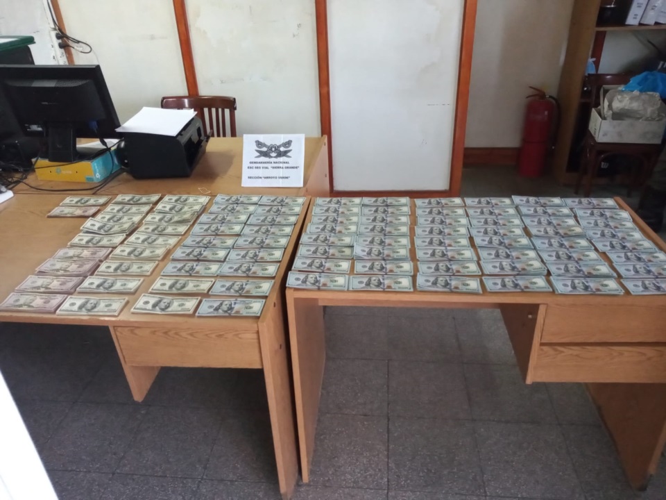 Gendarmería halló 85.000 dólares ocultos en la cabina de un camión