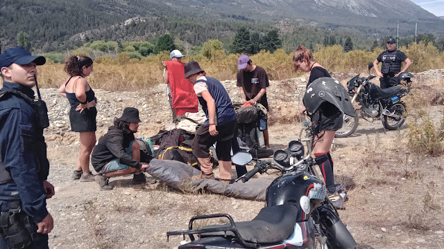 El Bolsón: Un grupo de mochileros chilenos usurparon el predio del club Los Jabalíes para usar los vestuarios