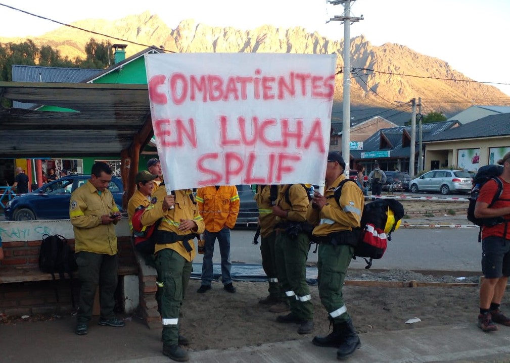 El Bolsón: Combatientes de brigadas nacionales y provinciales visibilizaron su reclamo