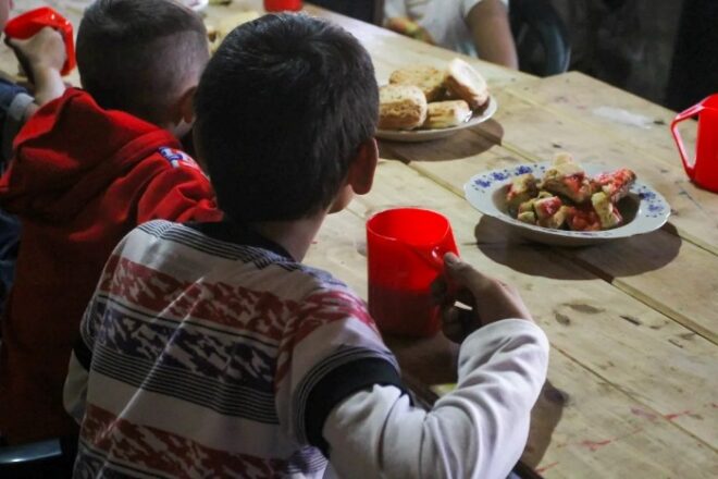 Dos de cada tres niñas y niños en Argentina son pobres o están privados de derechos básicos