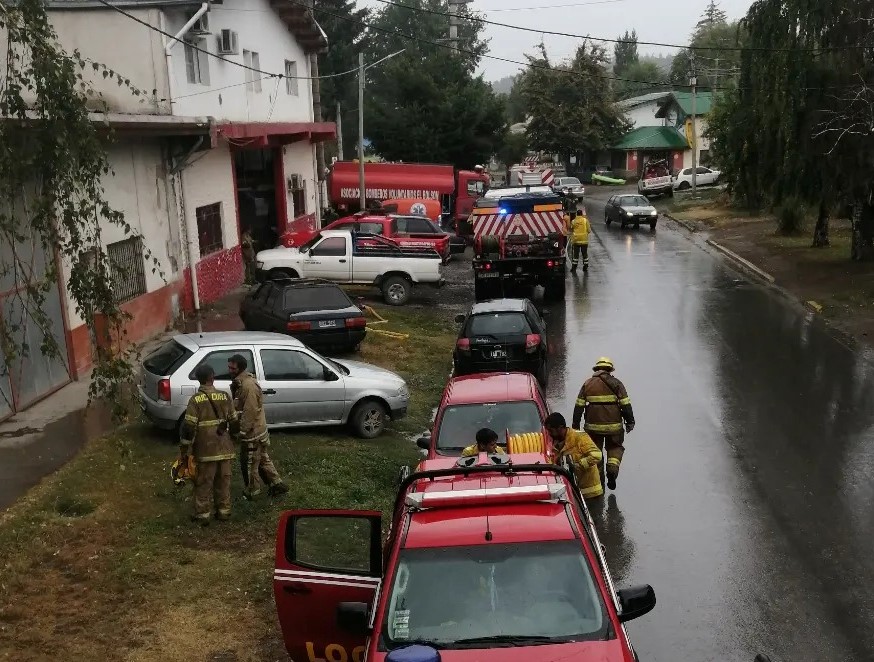 El Bolsón: Continúa activo con menor intensidad el incendio en Loma del Medio por las condiciones climáticas