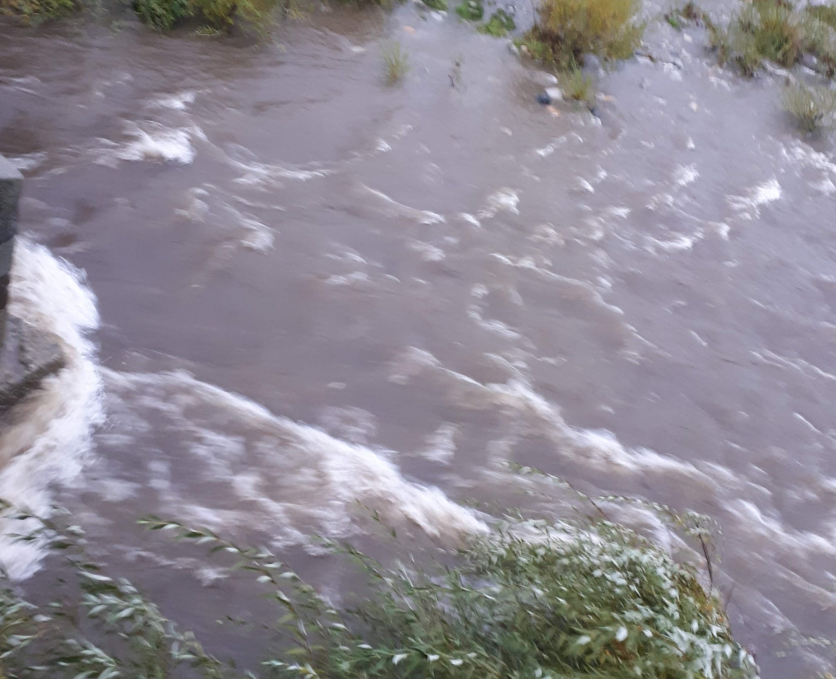 El Bolsón: Por elevada turbiedad del río falta agua en algunos sectores
