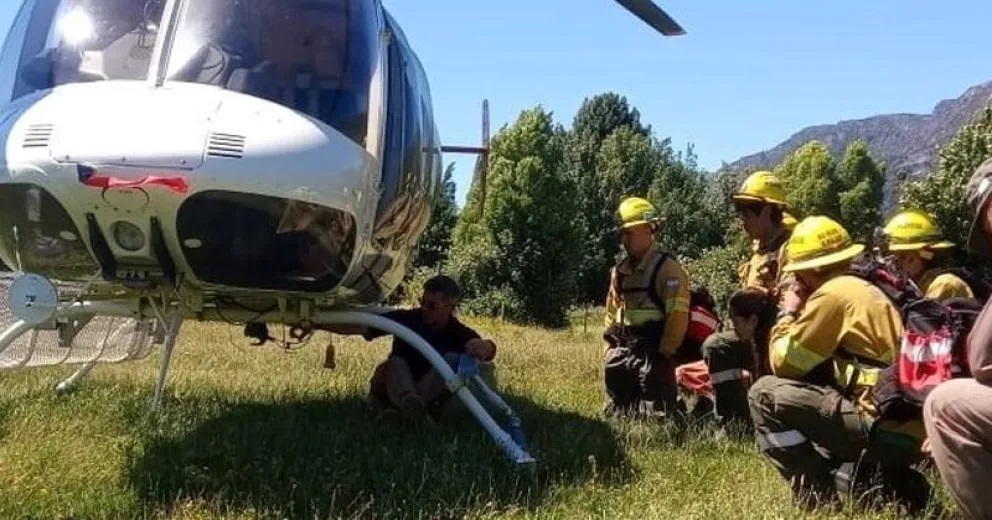 El Maitén: Combaten incendio en la naciente del río Chubut