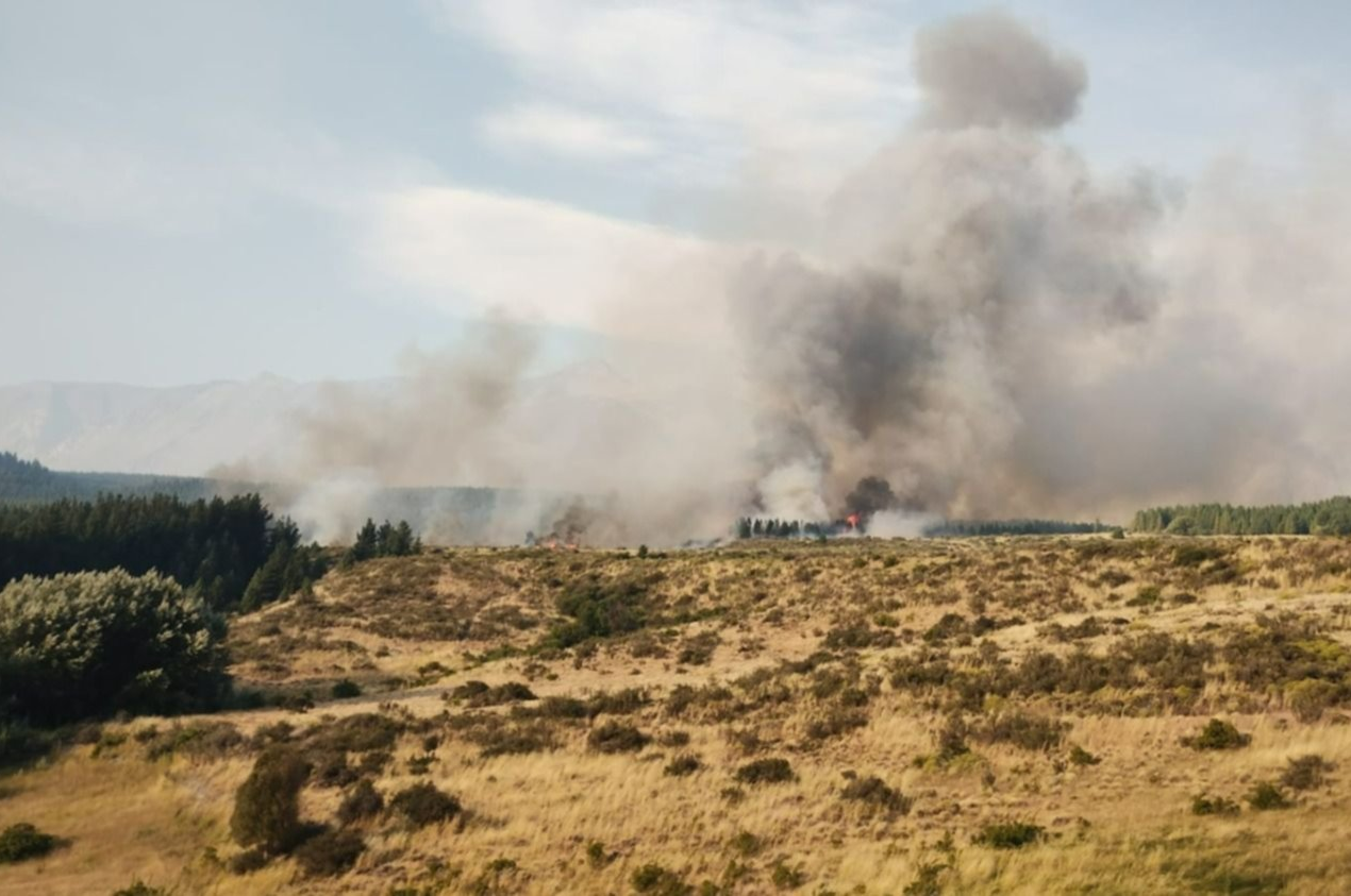 AHORA | Esquel: Un nuevo incendio se registro esta tarde cerca las vías del tren Las Trochita