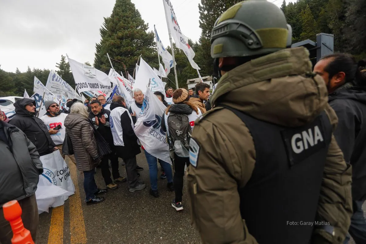 Tensión en Bariloche por el Operativo de Seguridad ante la Presencia de Milei