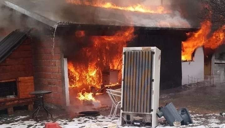 Voraz incendio consumió una vivienda en Mallín Ahogado